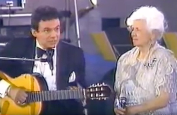 En Siempre en Domingo, madre e hijo cantaron “Las Margaritas.” FOTO: Especial