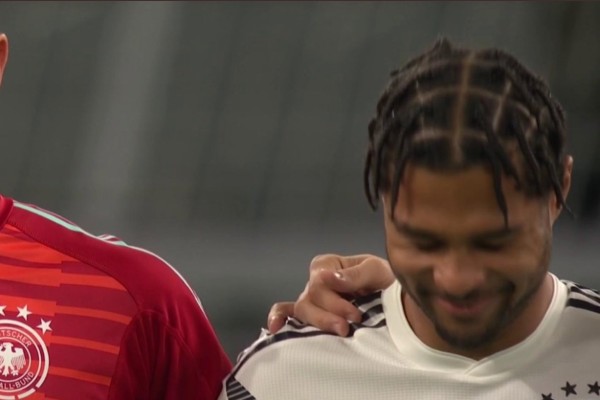 Este es el momento donde aparece Gnabry riéndose en minuto de silencio. Especial