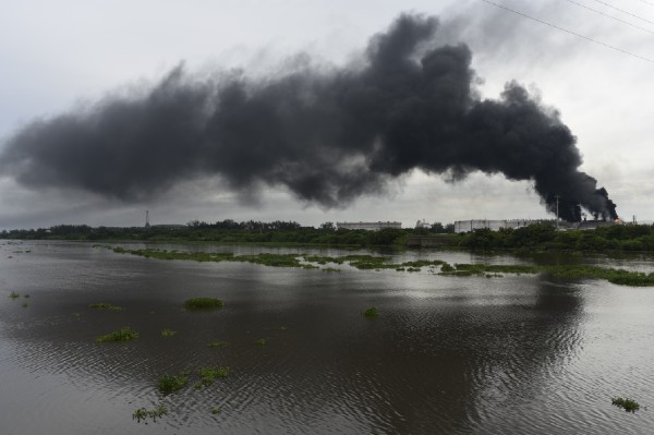 Recientemente se registró un incendio en uno de los contenedores ubicados en la terminal marítima de Pajaritos pertenecientes al grupo de complejos petroquimicos de Pemex en la ciudad de Coatzacoalcos. Foto: Cuartoscuro