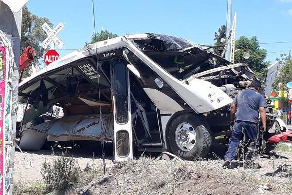 Un autobús de pasajeros fue impactado por un tren, dejando como saldo 9 personas sin vida y 13 lesionadas, los hechos ocurrieron en en la comunidad de La Valla. Foto: Cuartoscuro