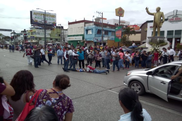 piramide_humana_lesionados_preparatoria_desfile_revolucion_mexicana