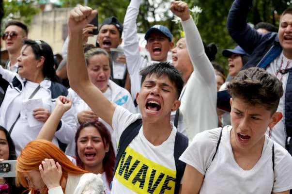 ENOJO. Jóvenes marchan por agresión a un compañero. Foto: AP