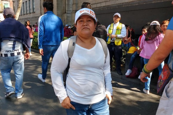 Los maestros portaban gorras y camisas de color blanco y el logotipo del sindicato. Foto: Gerardo Suárez
