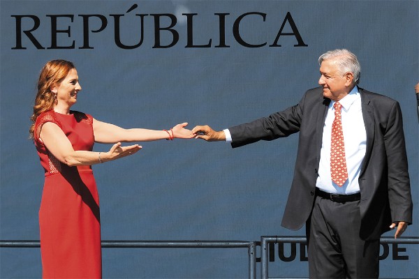 TIENE RESPALDO. El presidente Andrés Manuel López Obrador llegó al templete para ofrecer su Informe de Gobierno, acompañado de su esposa Beatriz Gutiérrez Müller. Foto: Cuartoscuro