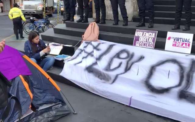 jóvenes-mujeres-acampan-manifestación-congreso-ciudad-méxico-ley-olimpia