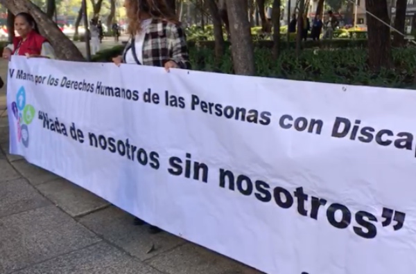 Los manifestantes se dirigen hacia el zócalo capitalino. FOTO: Especial