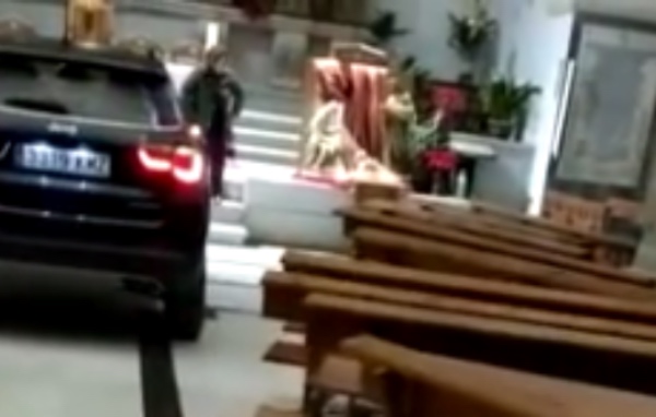 hombre-irrumpe-camioneta-iglesia