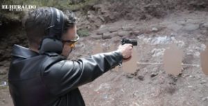 Carlos-Allende-portando-armas